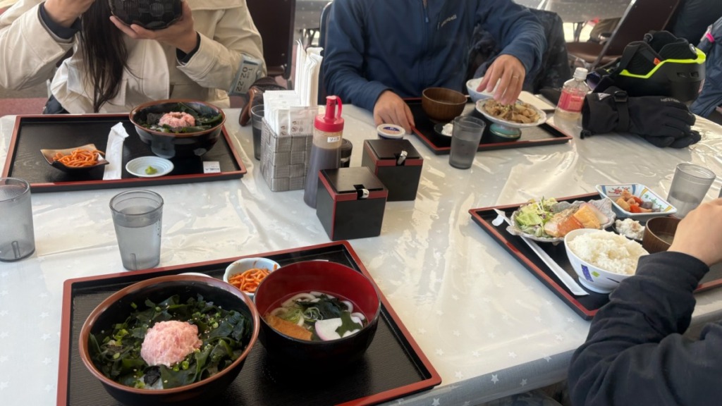 参加者みんなで昼食の様子